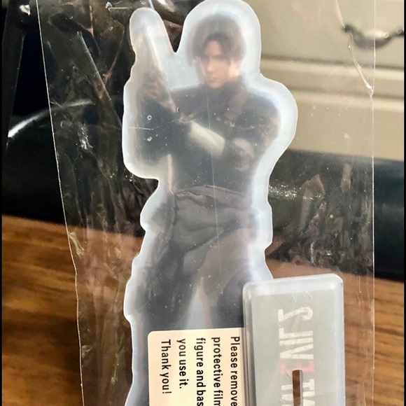 Resident Evil Leon Kennedy Desk/Cake Topper - Picture 2 of 2